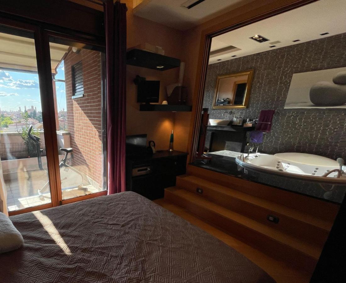 Attico Con Vista Spettacolare E Jacuzzi Apartment Болоня Екстериор снимка